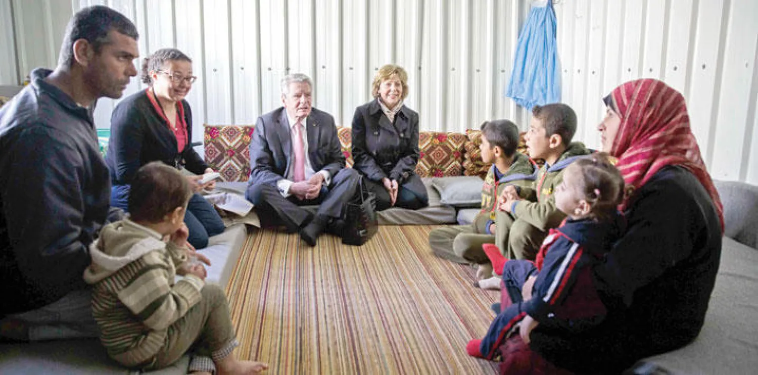 الرئيس الألماني يواكيم غوك وزوجته دانييلا شادت، التقيا أمس عائلة سورية في مخيم تابع للأمم المتحدة في الأزرق شمال الأردن، وذلك بمناسبة زيارتهما الرسمية للبلاد (إ.ب.أ)