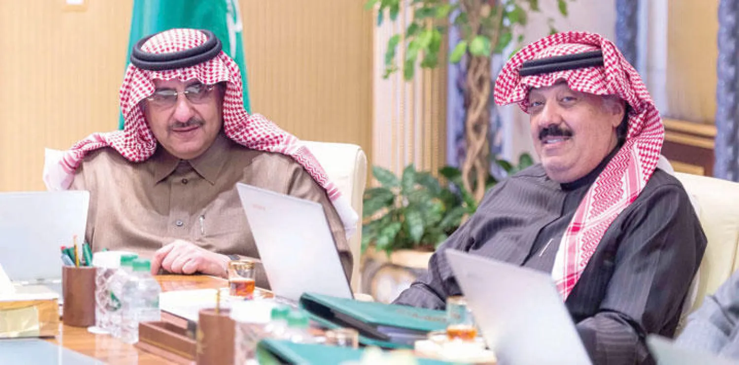 ولي العهد السعودي لدى ترؤسه اجتماع مجلس الشؤون السياسية في الرياض وبجانبه الأمير متعب ين عبدالله  أمس (واس)