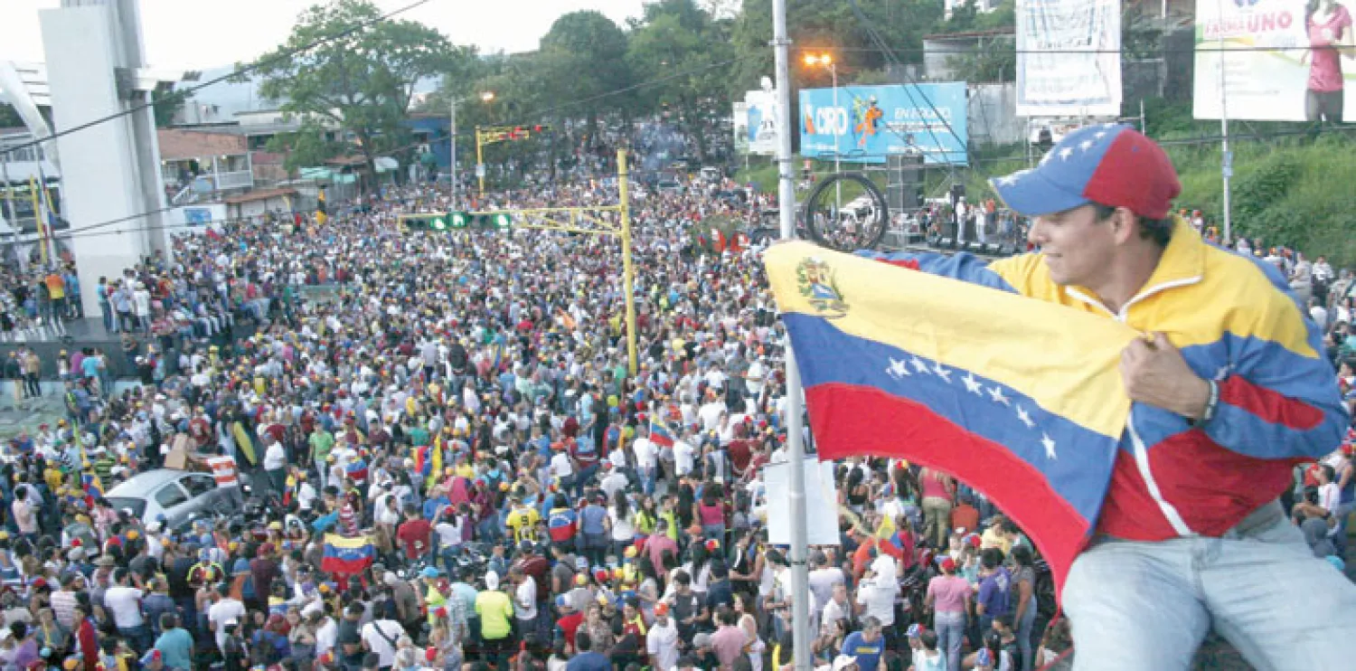 آلاف الفنزويليين خرجوا أمس إلى شوارع العاصمة حاملين الأعلام احتفالاً بفوز المعارضة (رويترز)