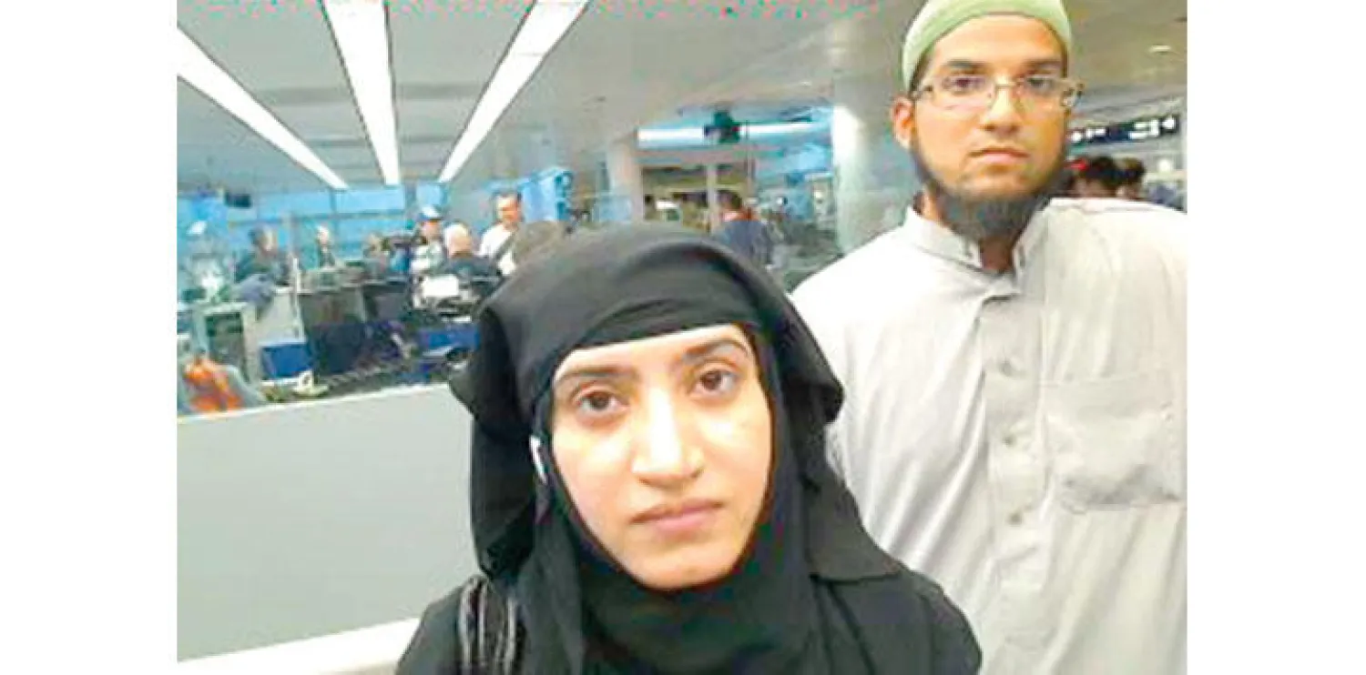 فاروق وزوجته لدى عودتهما إلى مطار أوهارا في شيكاغو العام الماضي (رويترز)