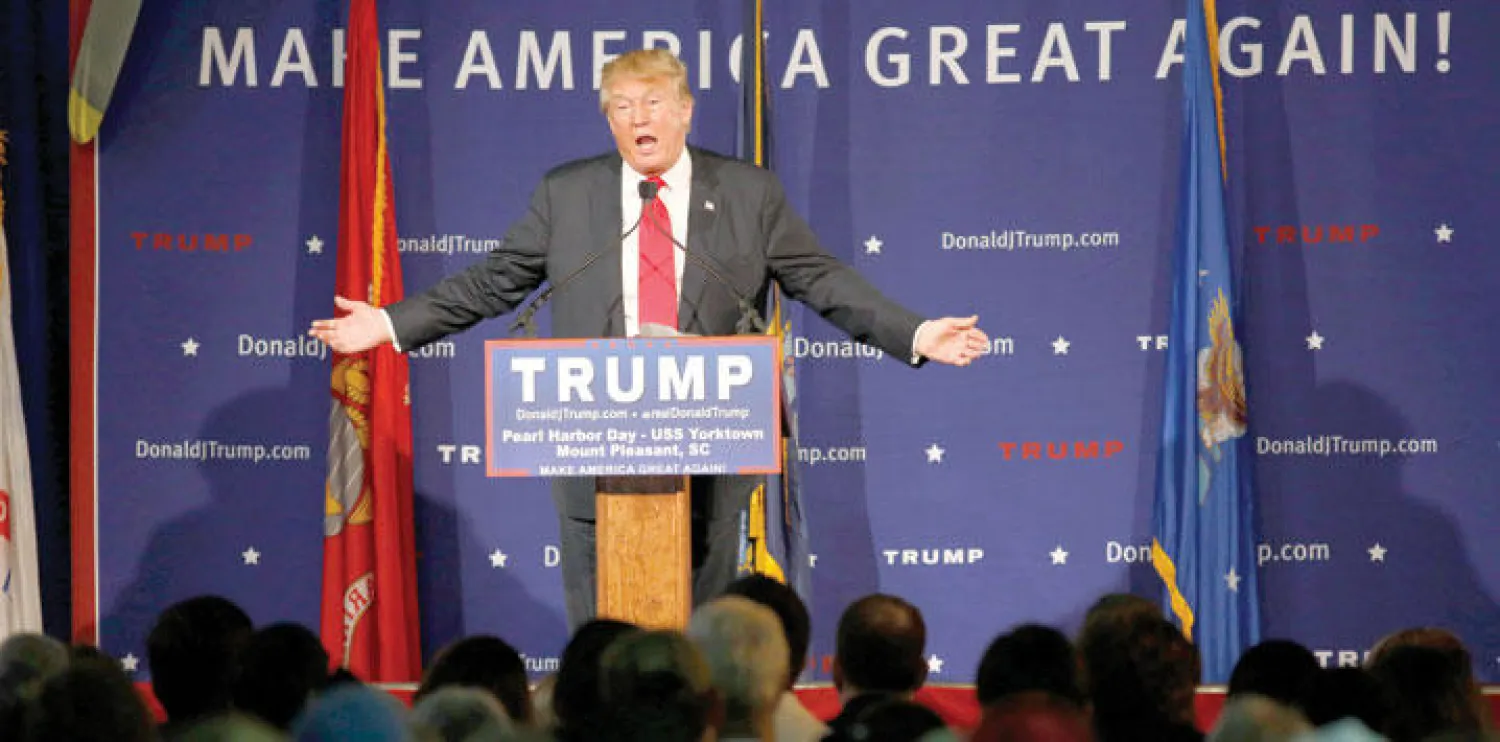 دونالد ترامب أبرز المرشحين الجمهوريين في السباق الرئاسي الأميركي يلقي خطابا انتخابيا في بلدة مونت بليستانت في كارولينا الجنوبية أمس (أ.ب)