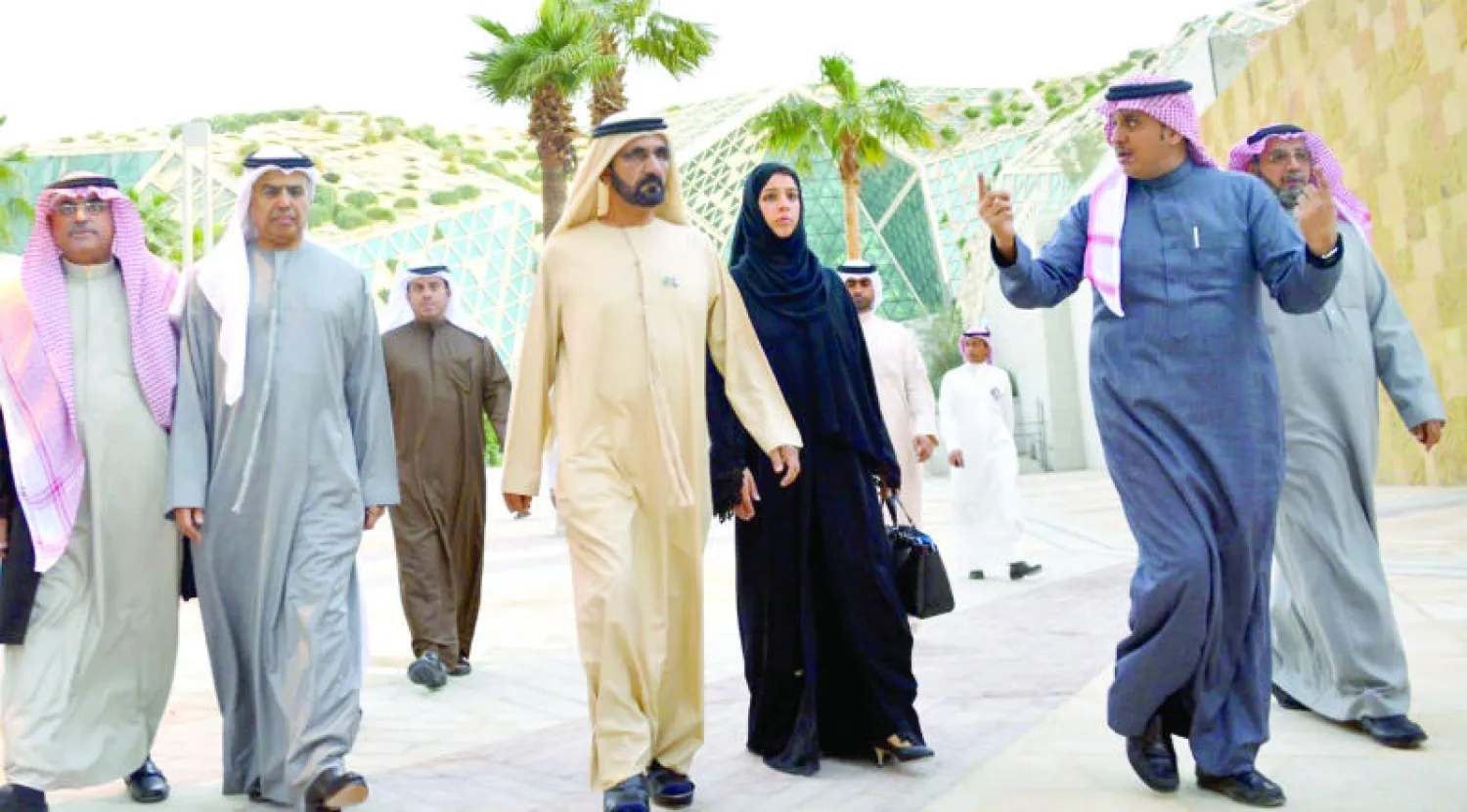 محمد بن راشد يتجول في مركز الملك عبد الله المالي في العاصمة الرياض