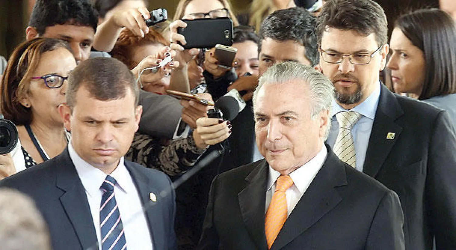 نائب الرئيس ميشال تايمر أثناء مغادرته قاعة المحكمة العليا في برازيليا أمس بعد أن فرض القضاء نفسه في إجراءات إقالة الرئيسة روسيف (أ.ف.ب)