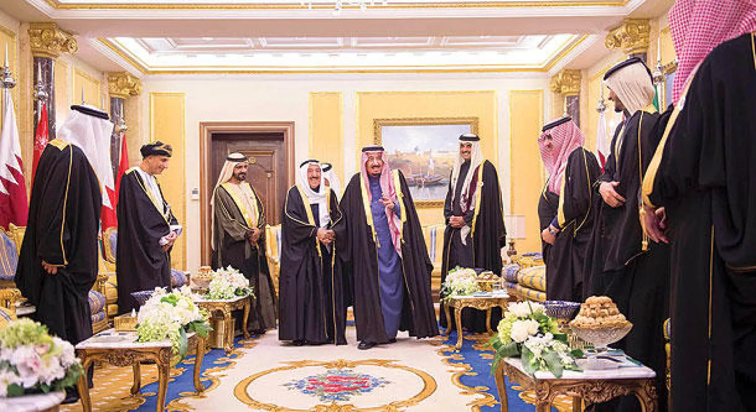 خادم الحرمين الشريفين لدى استقباله قادة دول مجلس التعاون لدول الخليج في قصر الدرعية بالرياض أمس قبل انعقاد القمة  (واس)