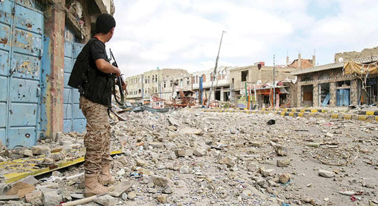 مقاتل من لجان المقاومة الشعبية الموالية للرئيس عبدربه منصور هادي في تعز ثالث أكبر المدن اليمنية (أ.ف.ب)