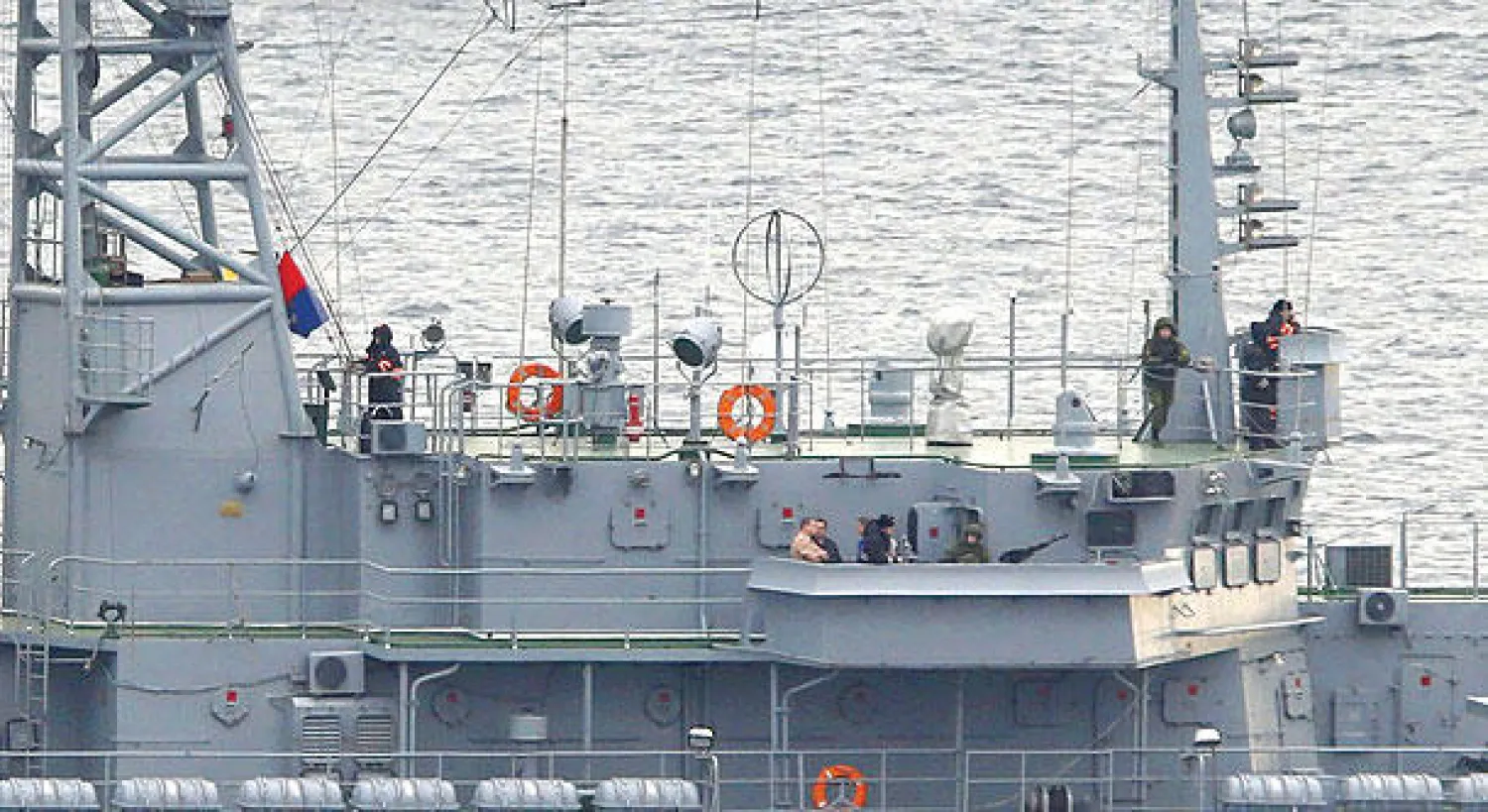 جنود روس يقفون على سطح السفينة التابعة للبحرية الروسية «يامال» أثناء إبحارها في مضيق البوسفور بتركيا في طريقها إلى البحر الأبيض المتوسط (رويترز)
