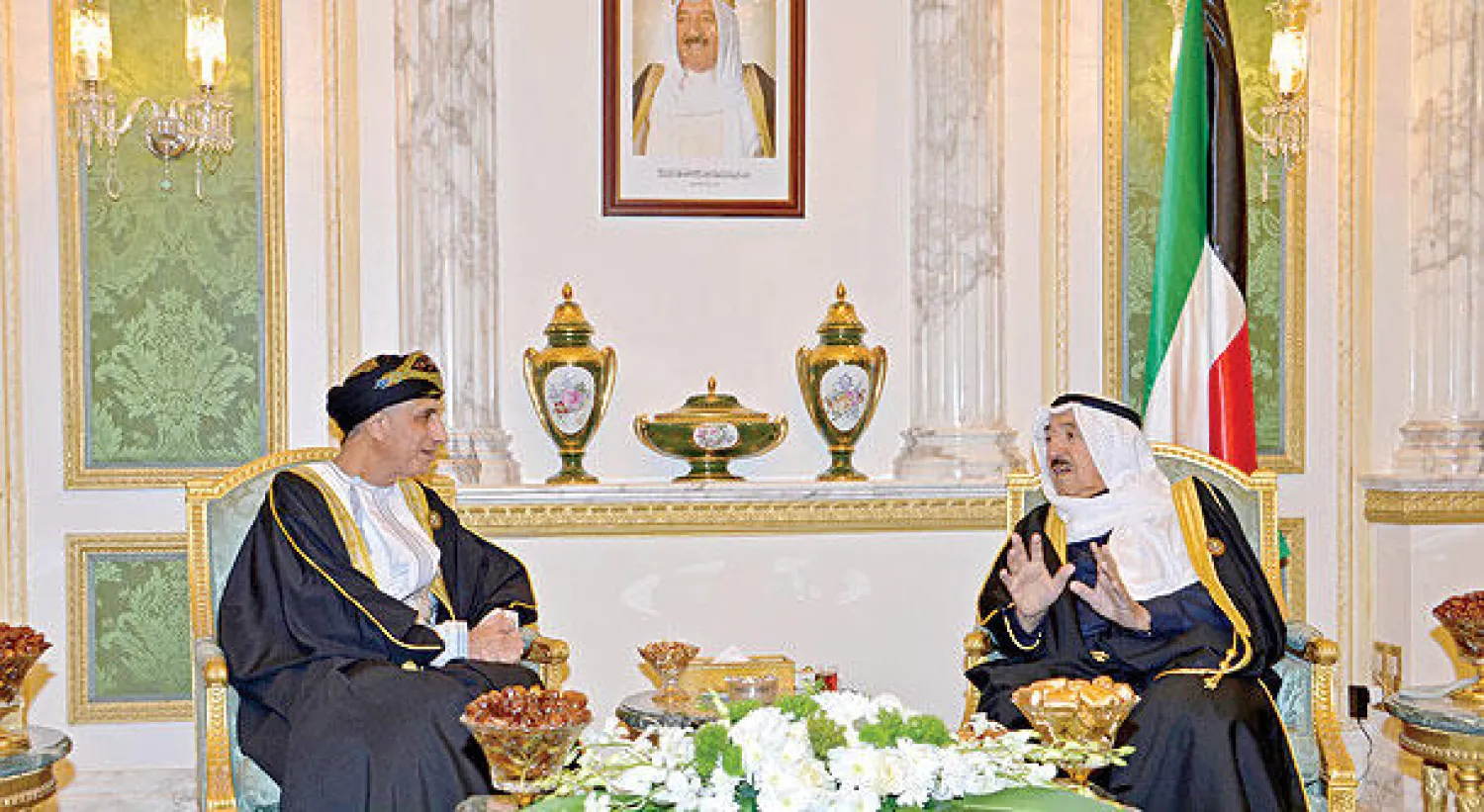أمير الكويت في حديث بمقر إقامته بالرياض مع نائب رئيس الوزراء العماني أمس (واس)