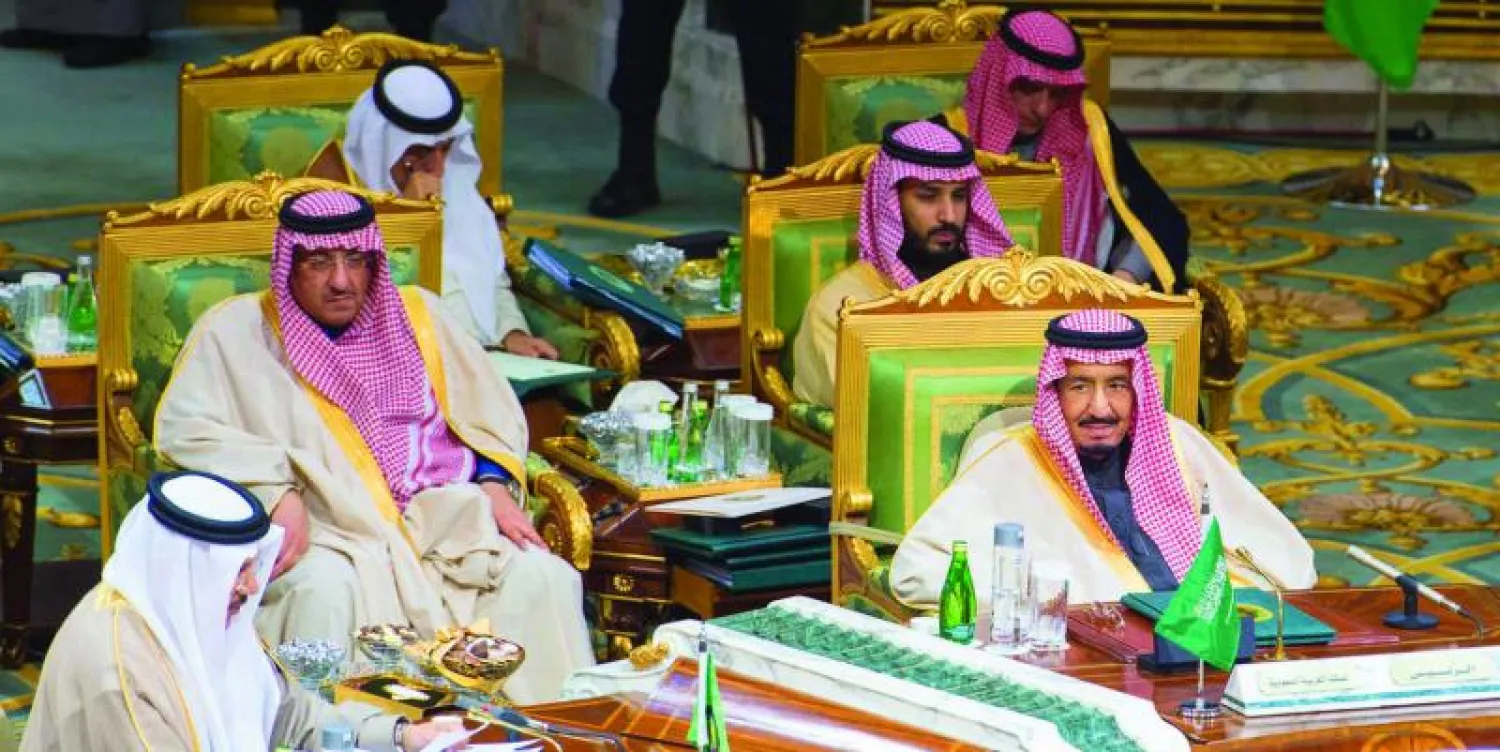 خادم الحرمين الشريفين خلال ترؤسه القمة الخليجية الـ 36 ويبدو أعضاء الوفد السعودي ولي العهد وولي ولي العهد  بينما يتلو الأمين العام للمجلس البيان الختامي للقمة (واس)