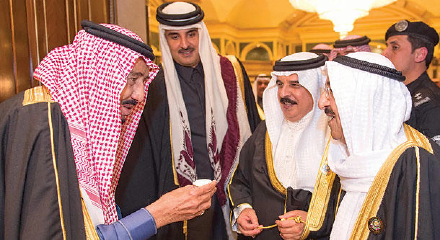 خادم الحرمين الشريفين في حديث مع الملك حمد بن عيسى والشيخ صباح الأحمد والشيخ تميم بن حمد خلال أعمال القمة في الرياض (تصوير: بندر الجلعود)