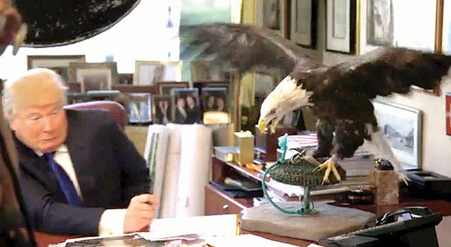 صقر يهاجم المرشح الجمهوري المحتمل للرئاسة الأميركية دونالد ترامب خلال تصوير مقطع فيديو لمجلة «تايم» أمس (رويترز)