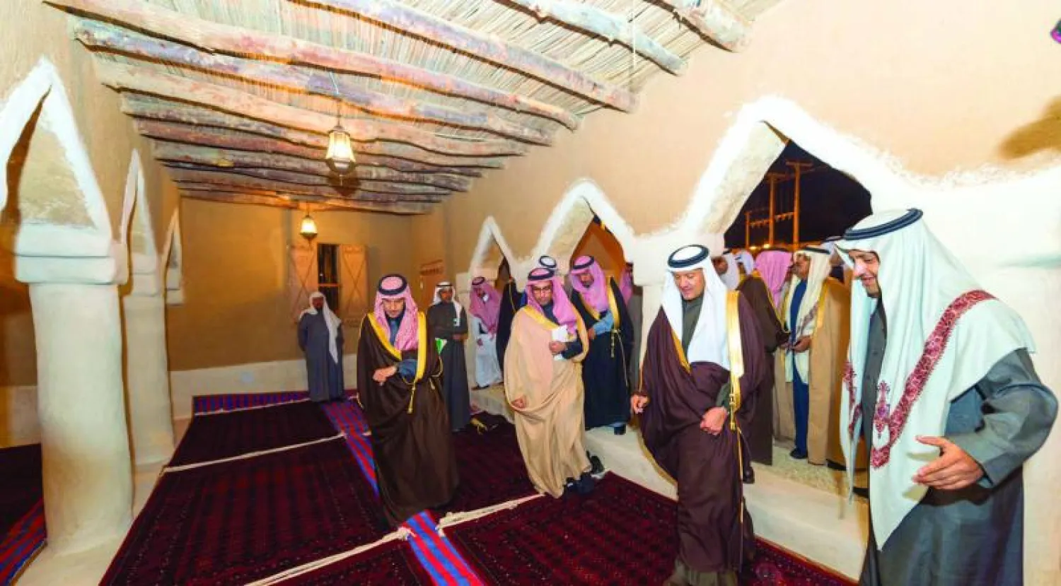 الأمير سلطان بن سلمان في مسجد القراشة التاريخي ({الشرق الأوسط})