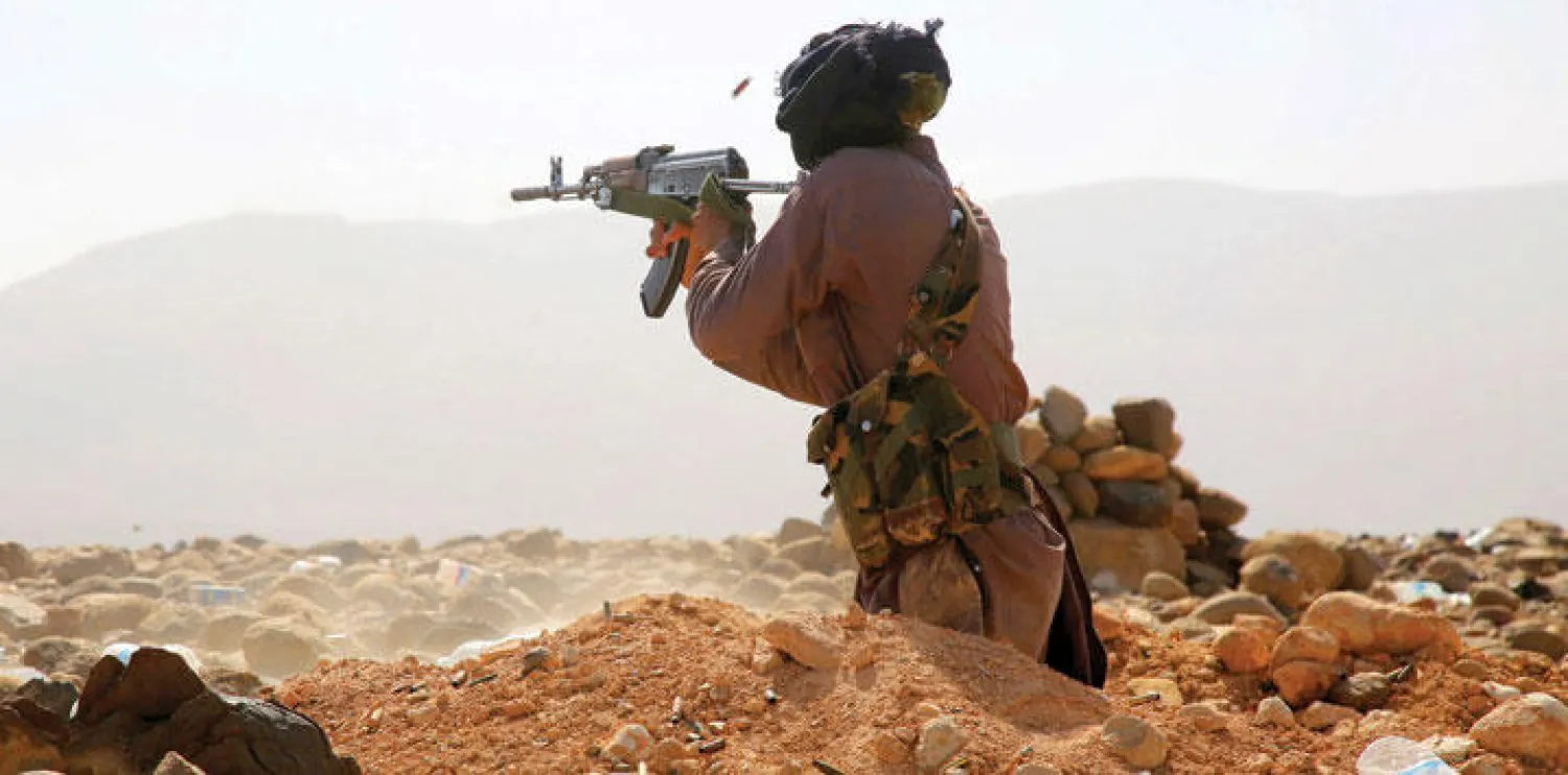 مقاتل من لجان المقاومة الشعبية الموالية للرئيس هادي في موقع غرب مأرب (أ.ف.ب)