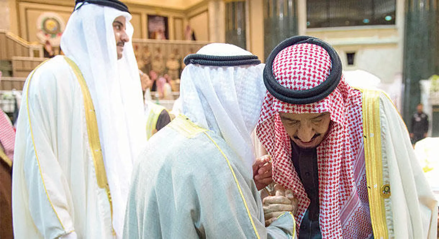 الملك سلمان في حديث مع الشيخ صباح الأحمد أمير دولة الكويت  ( تصوير: بندر الجلعود)