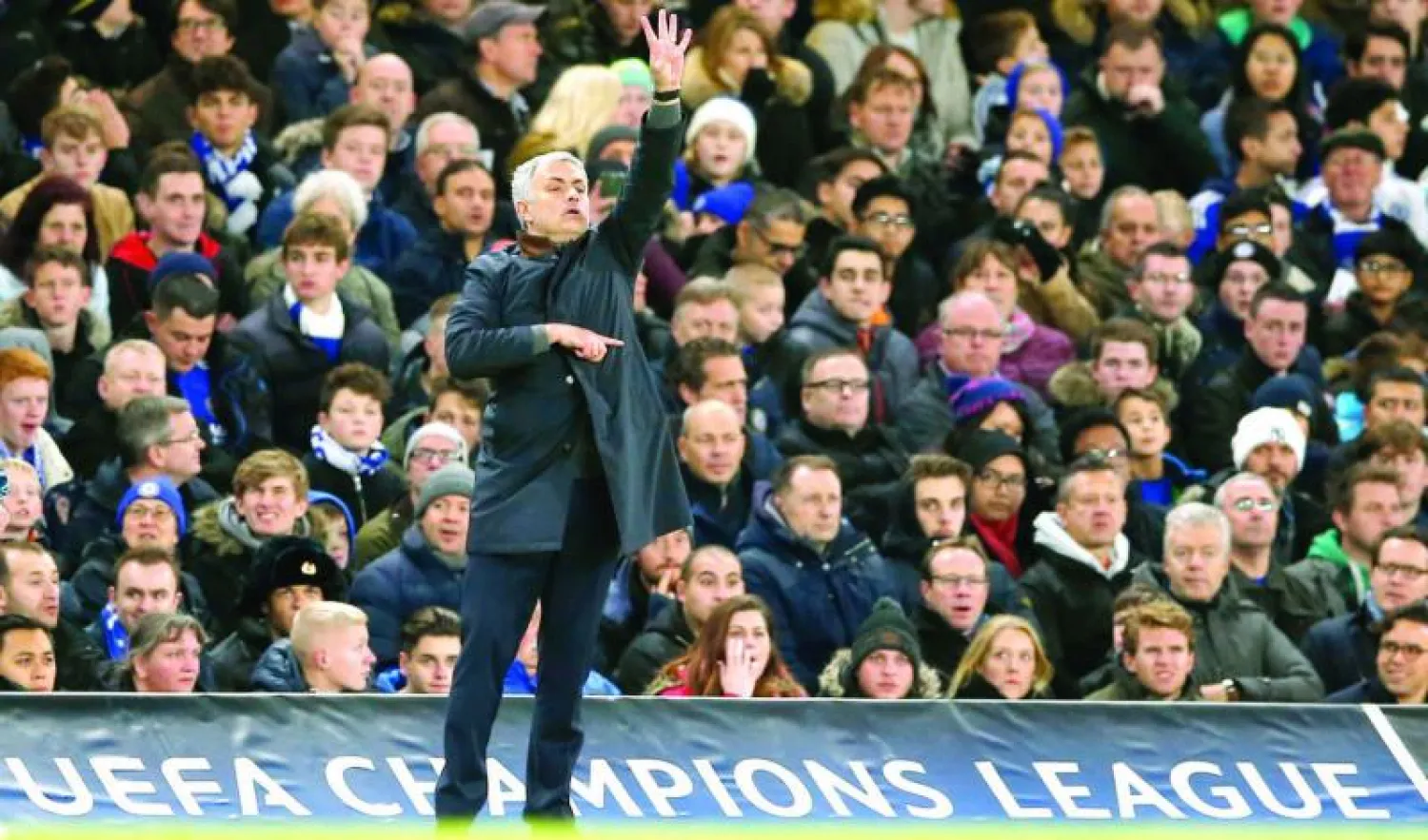 مورينهو أكد أن الأيام القادمة سوف تحمل للجماهير ما يسعدها (رويترز)