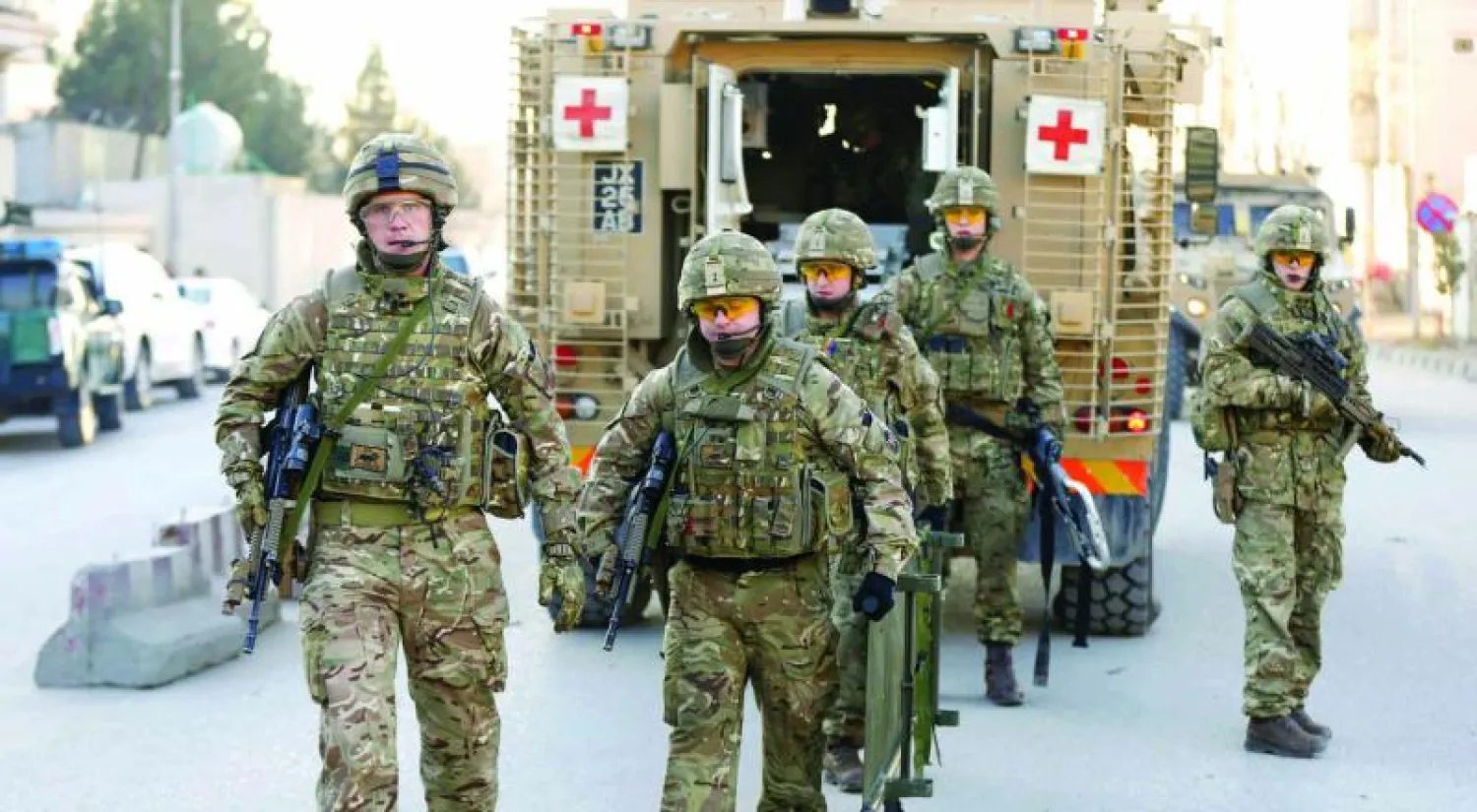 جنود بريطانيون بالقرب من موقع هجوم شنه مسلحون من طالبان في الحي الدبلوماسي  بكابل قرب السفارة الإسبانية انتهى صباح أمس بمقتل 4 مهاجمين بعد ساعات من الحصار (رويترز)