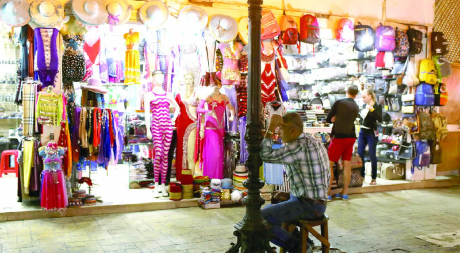 تاجر في انتظار قدوم السياح في شرم الشيخ (رويترز)