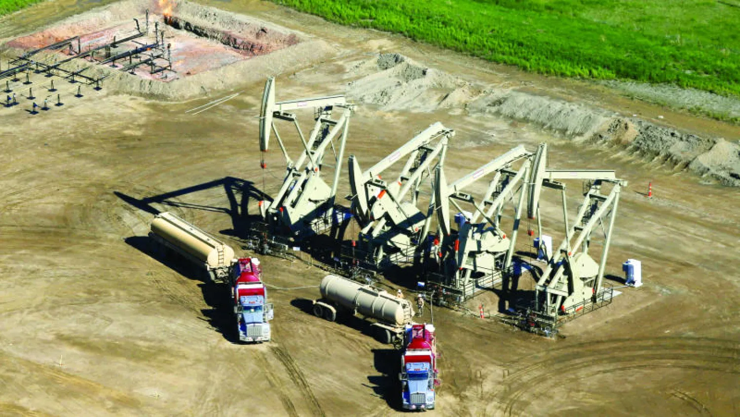 صورة أرشيفية تعود إلى منتصف العام الماضي لشاحنة نفطية في ماكينزي كاونتي شمال دوكوتا بالولايات المتحدة (أ.ب)