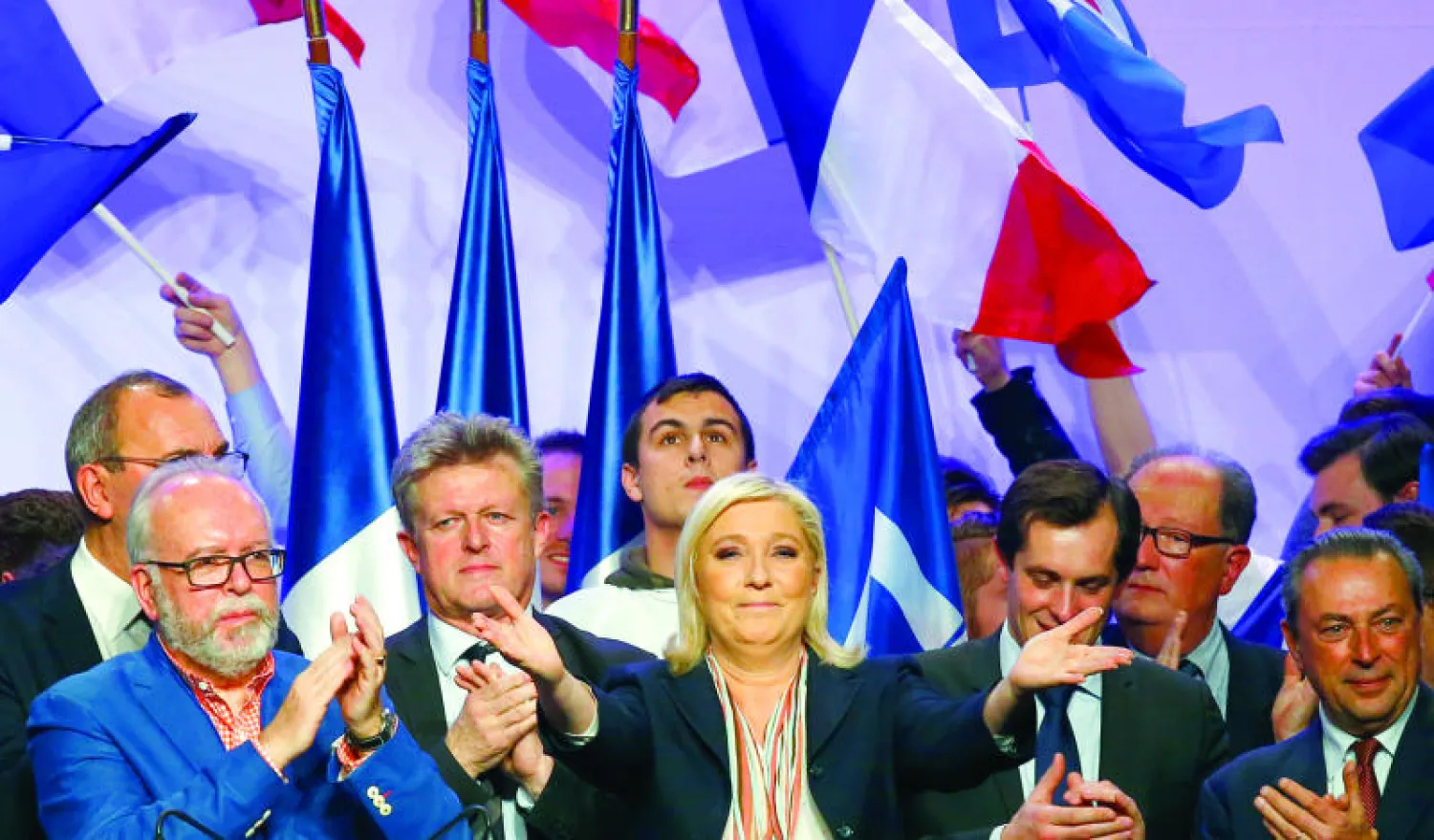 ماري لوبان زعيمة الجبهة الوطنية الفرنسية في لقائها مع مرشحي اليمين المتطرف في شمال البلاد (أ.ب)