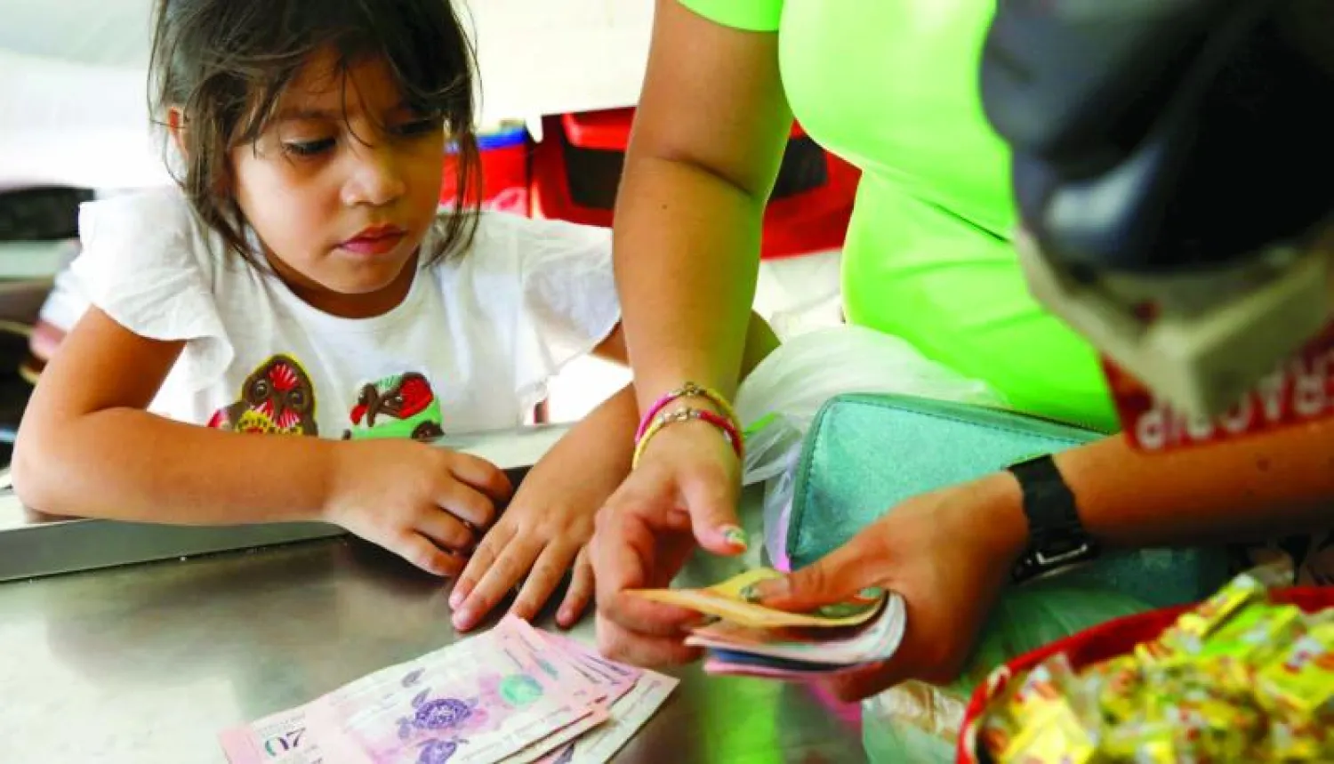 فنزويلا.. تطفو فوق النفط ومواطنوها لا يجدون «قوت يومهم»