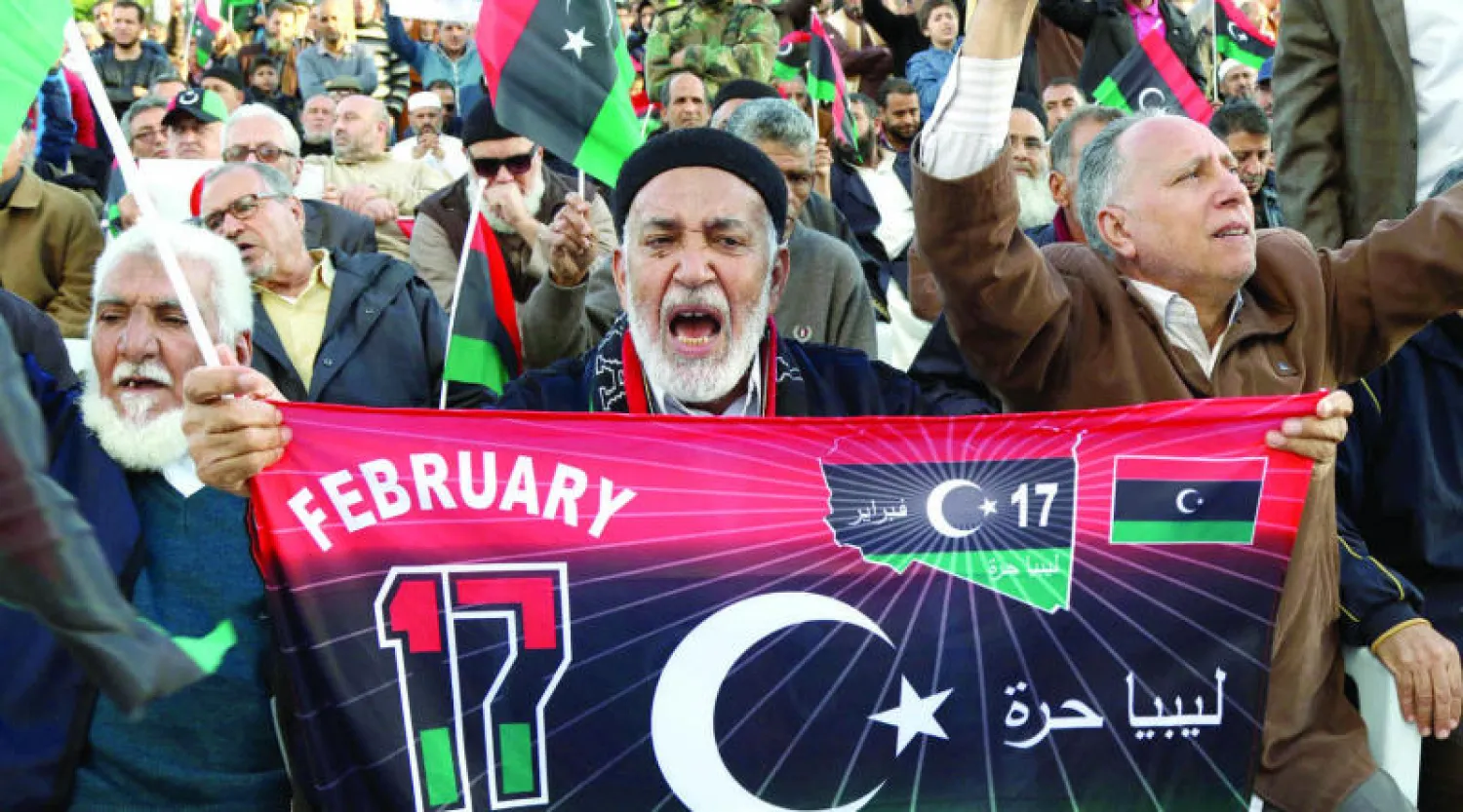 ليبيون يتظاهرون في أحد شوارع طرابلس أمس للتعبير عن رفضهم لحكومة الوفاق الوطني المقترحة  (أ.ف.ب)