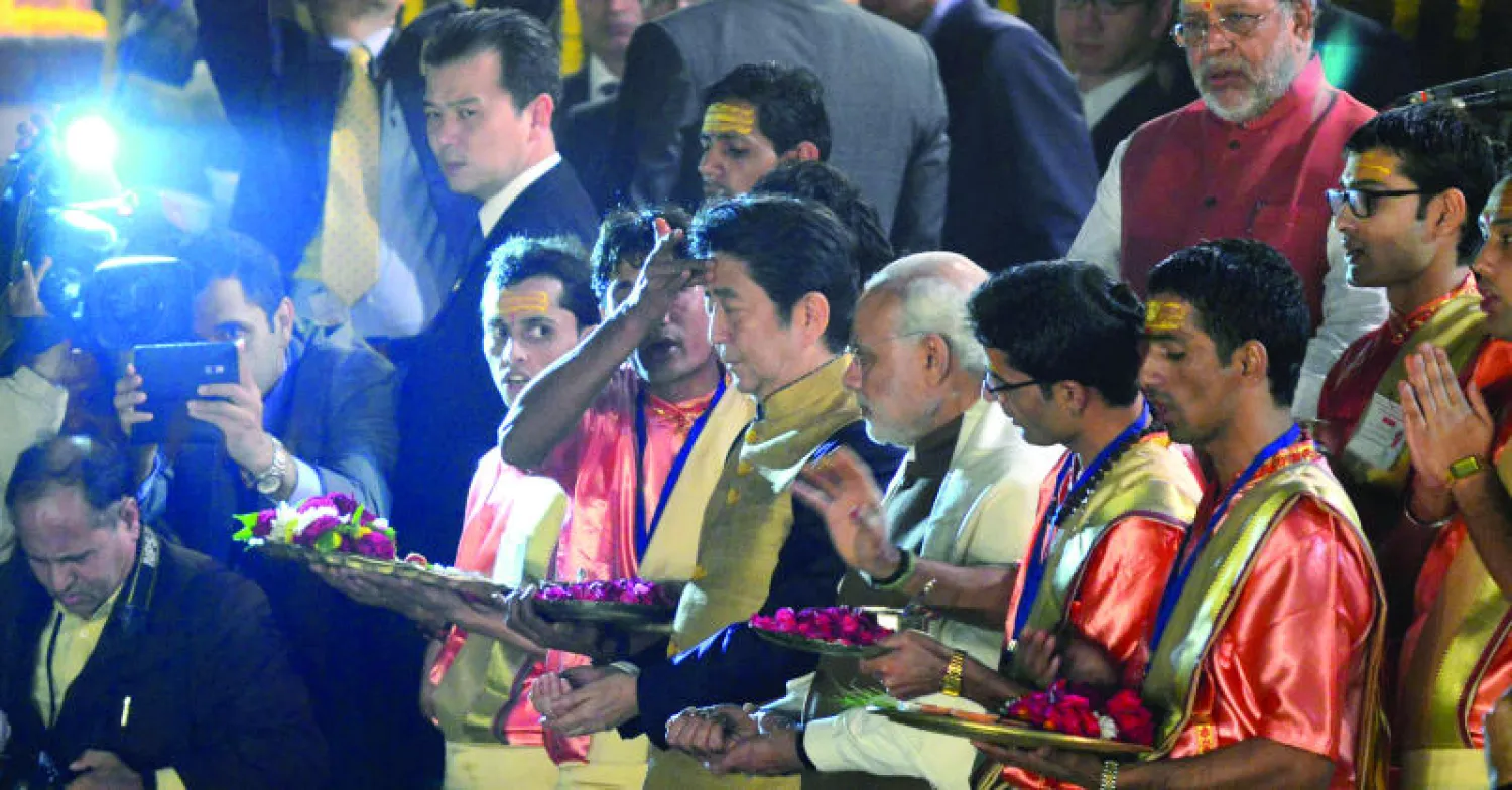 رئيس وزراء الهند ناريندرا مودي مرحبا بنظيره الياباني شينزو آبي خلال حفل توقيع الاتفاقيات بين البلدين في نيودلهي أمس (أ.ف.ب)