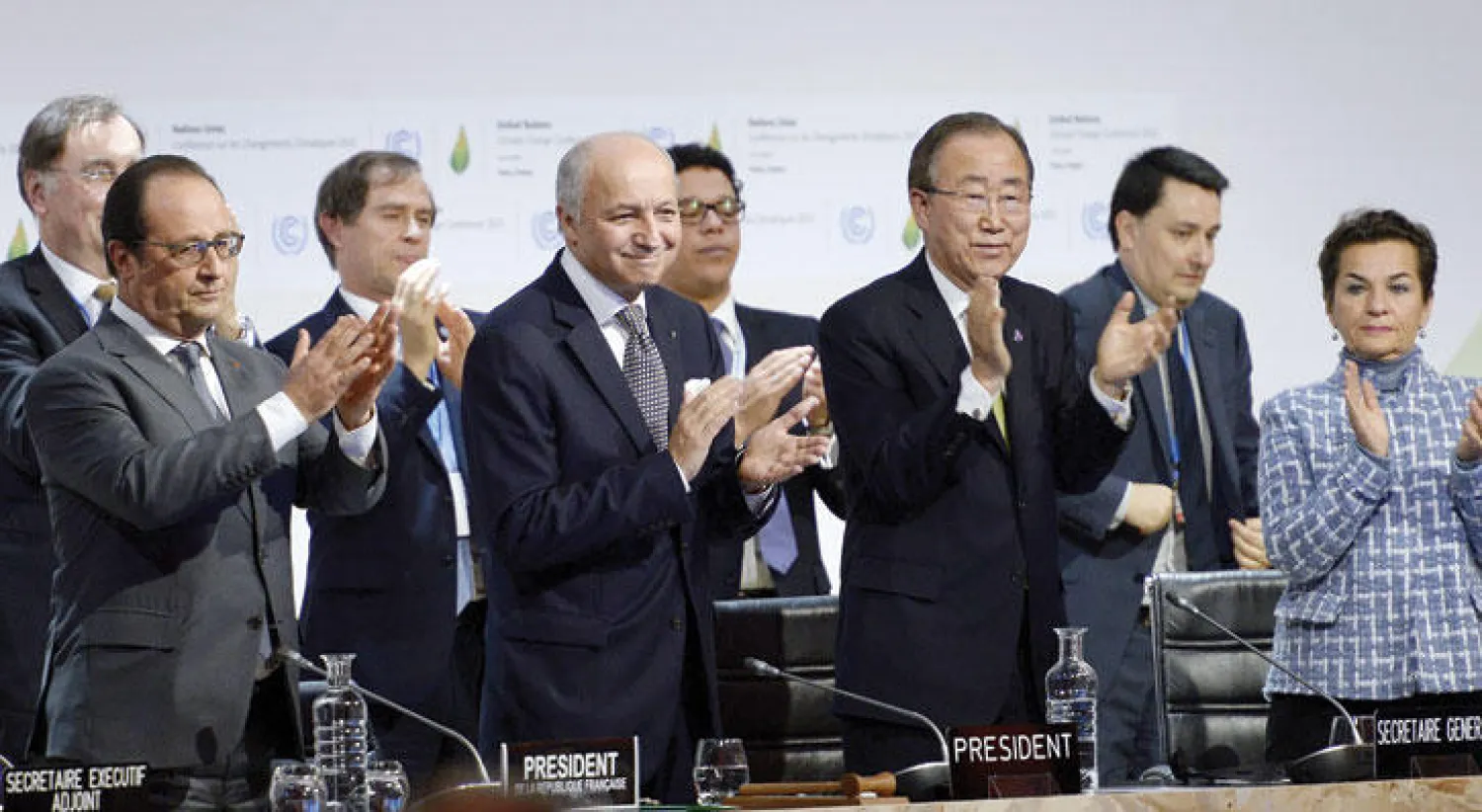 من اليسار: الرئيس الفرنسي فرنسوا هولاند ووزير الخارجية الفرنسي لوران فابيوس والامين العام للأمم المتحدة بان كي مون ورئيسة قمة المناخ كريستيانا فيغور عفب انتهاء القمة أمس (أ.ف.ب)