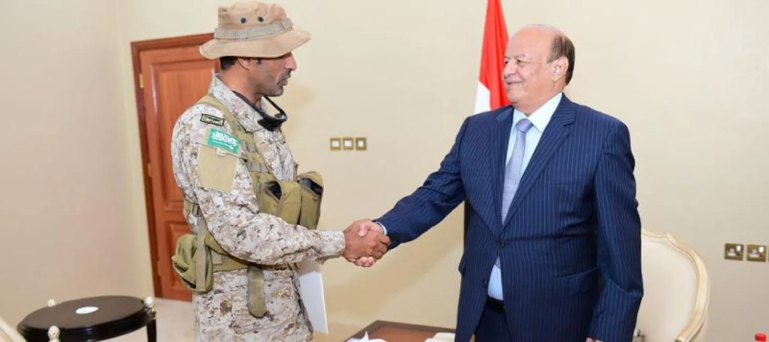 الرئيس هادي يقلد وسام الشجاعة لقائد قوات العمليات الخاصة السعودية