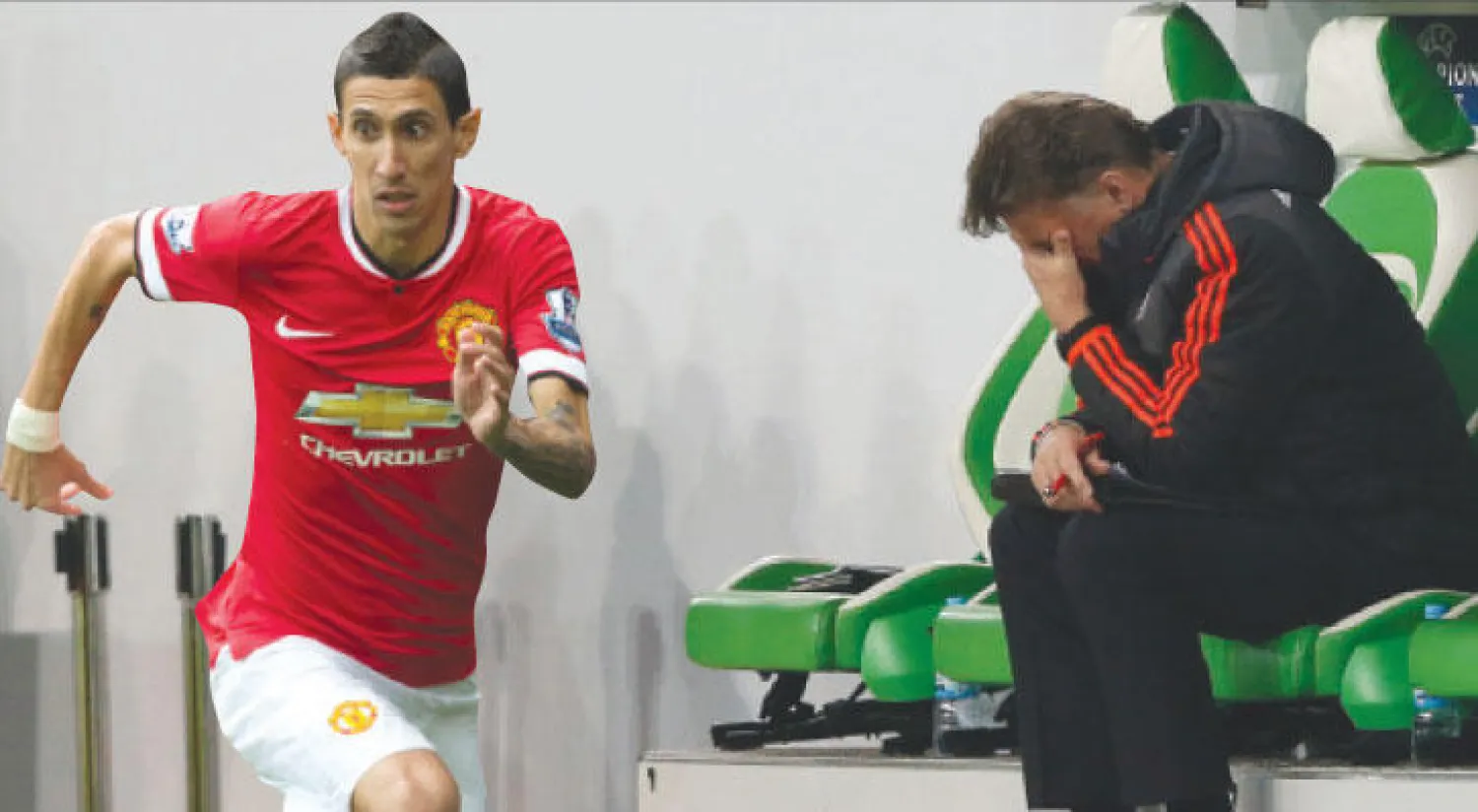 فان غال محبط من نتائج يونايتد الأخيرة (رويترز)، دي ماريا صفقة هلل لها يونايتد ثم غضب عليها فان غال (أ.ب)