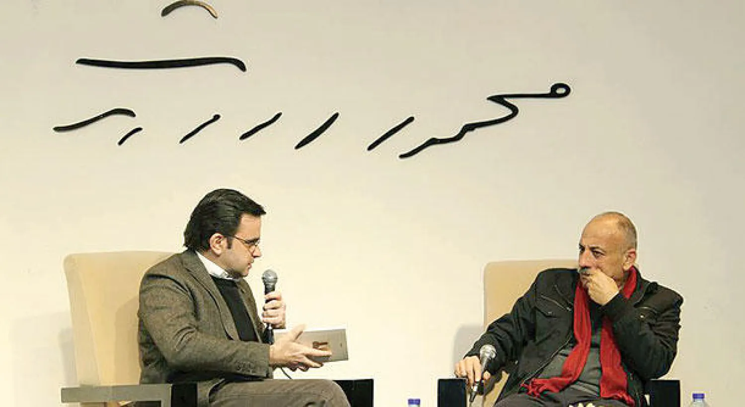 ماجد أبو غوش (يمين الصورة) ومقدم الندوة