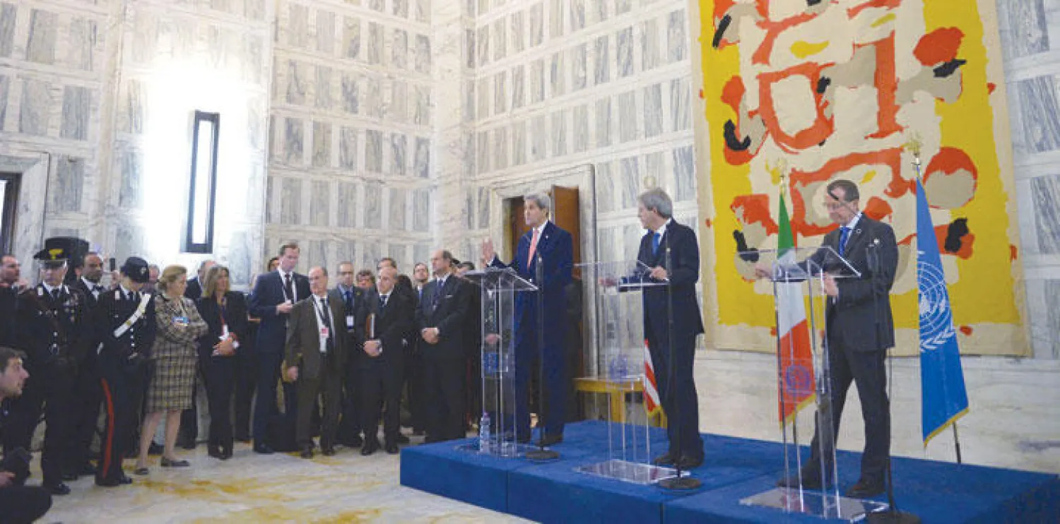 وزير الخارجية الأميركي جون كيري ونظيره الإيطالي باولو جنتيلوني ومبعوث الأمم المتحدة إلى ليبيا مارتن كوبلر في مؤتمر صحافي مشترك في روما بعد انتهاء مؤتمر لمناقشة الأزمة الليبية (رويترز)