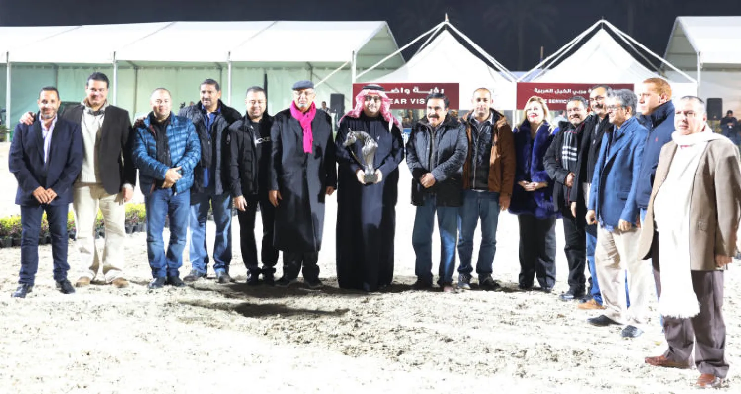 الأمير عبد العزيز بن أحمد لدى تكريمه من مربي الخيل في القاهرة («الشرق الأوسط»)