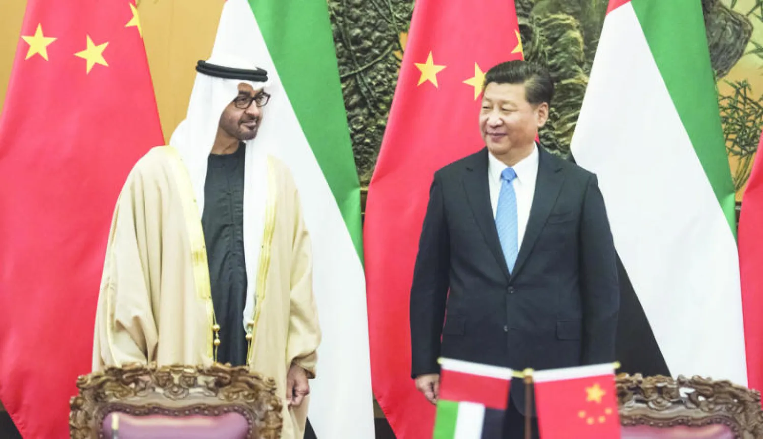 الشيخ محمد بن زايد ولي عهد أبوظبي نائب القائد الأعلى للقوات المسلحة والرئيس الصيني تشي جين بينغ خلال مراسم توقيع اتفاق اقتصادي بين البلدين (أ.ف.ب)