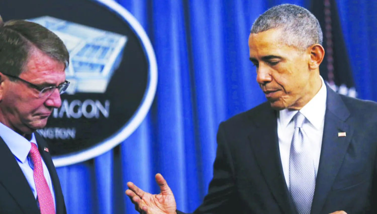 الرئيس الأميركي باراك أوباما يغادر برفقة وزير الدفاع آشتون كارتر بعد إلقائه كلمة حول الاستراتيجية الأميركية لمحاربة «داعش» في واشنطن أمس (رويترز)