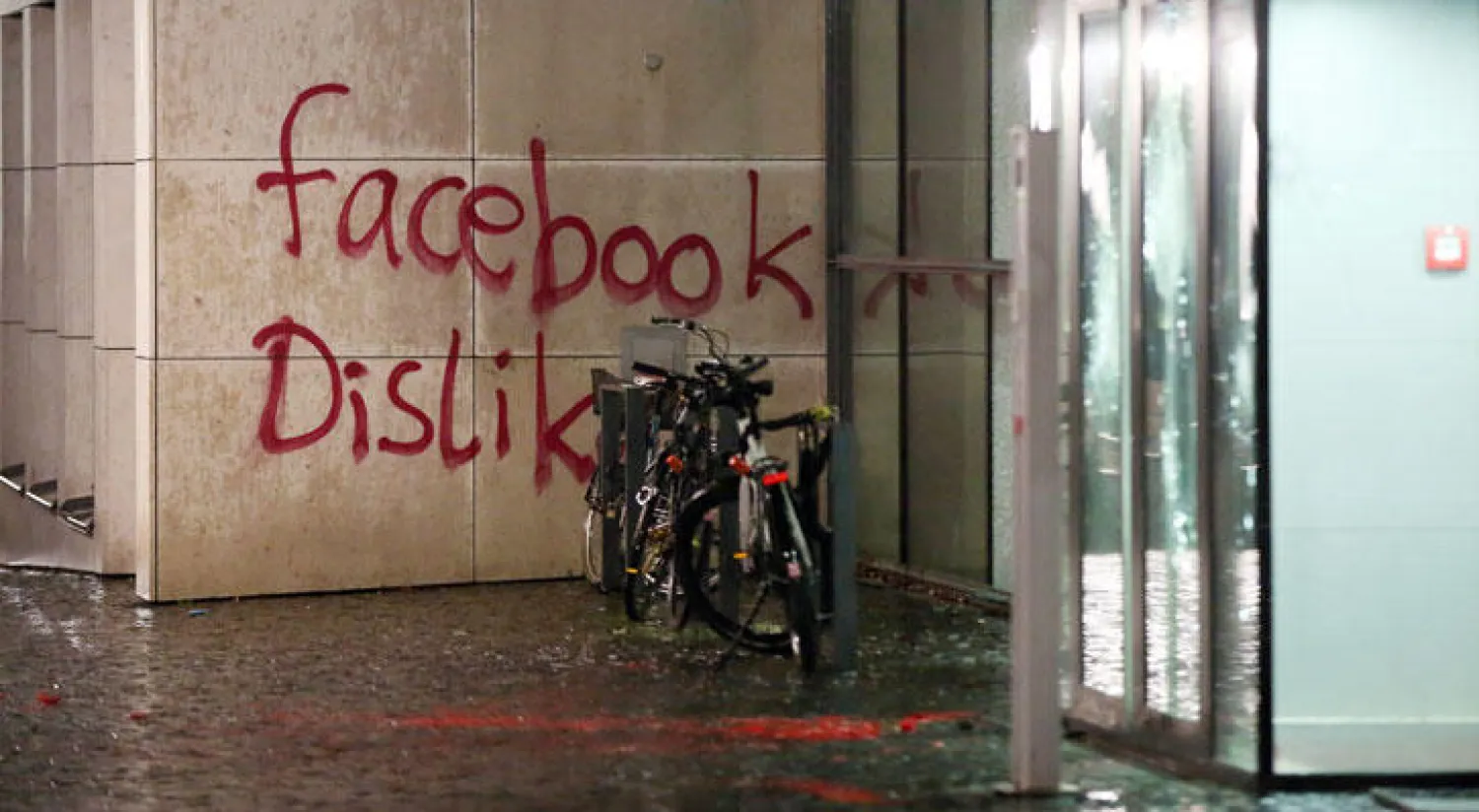 مجهولون يهاجمون مقر «فيسبوك» في هامبورغ