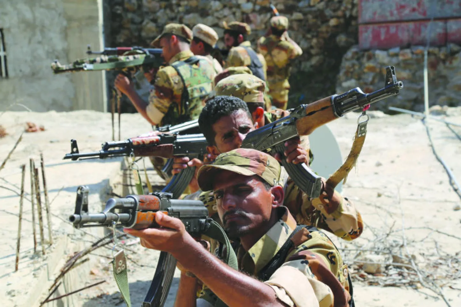 عناصر من المقاومة الشعبية اليمنية تشارك في تدريبات عسكرية في جنوب غربي تعز (رويترز)