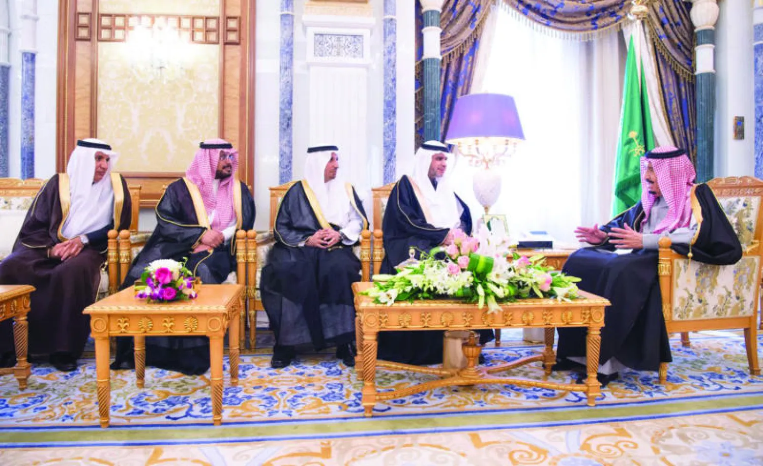 خادم الحرمين الشريفين الملك سلمان بن عبد العزيز  لدى توجيه وزير التعليم وأعضاء {الشورى} الجدد بعد أدائهم القسم أمامه في قصر اليمامة بالرياض أمس، بحضور الأمير محمد بن نايف ولي العهد والأمير محمد بن سلمان ولي ولي العهد (واس)