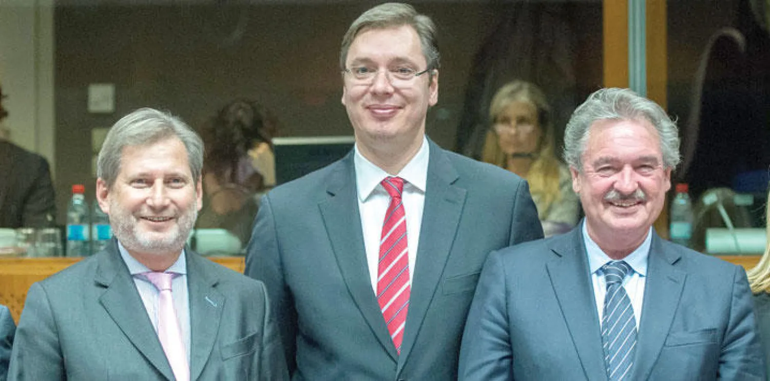 المفوض الأوروبي للتوسيع جوهانس هان (يسار) مع رئيس الوزراء الصربي ألكسندر فوسيك (وسط) ووزير خارجية لكسمبورغ جان أسيلبورن خلال المحادثات التي احتضنتها بروكسل أمس بخصوص انضمام صربيا إلى الاتحاد الأوروبي (إ.ب.أ)