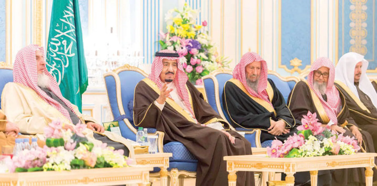 خادم الحرمين الشريفين الملك سلمان بن عبد العزيز لدى استقباله في قصر اليمامة أمس الأمراء ومفتي عام السعودية ومواطنين قدموا للسلام عليه.. ومن جهة أخرى، بحث خادم الحرمين خلال اتصال هاتفي مع ملك البحرين الملك حمد بن عيسى العلاقات الثنائية بين البلدين ومستجدات المنطقة إضافة إلى تشكيل التحالف الإسلامي العسكري الجديد (واس)