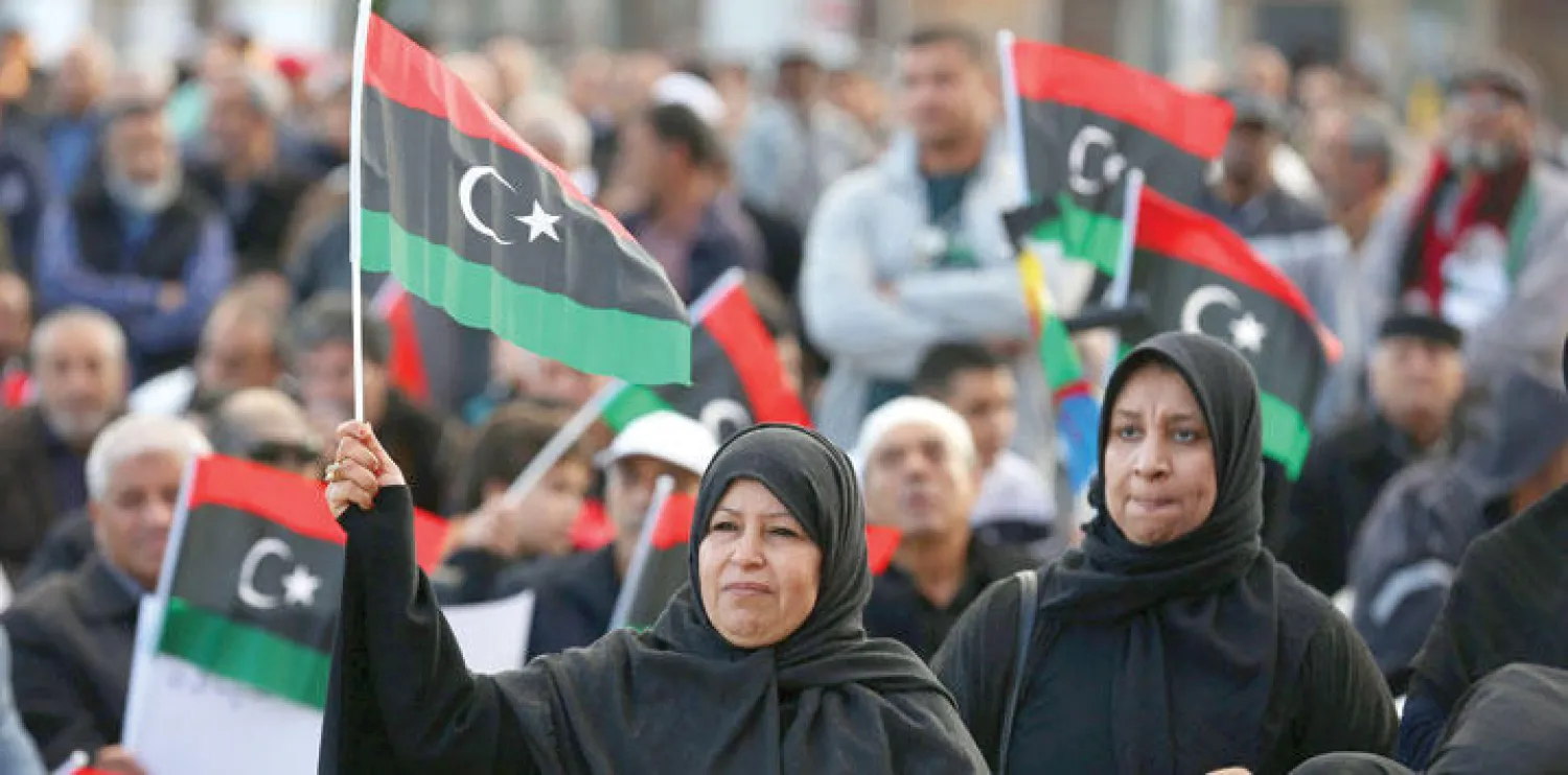 ليبيون يتظاهرون في ساحة الشهداء في طرابلس دعماً لحكومة وفاق وطني مقترحة (غيتي)