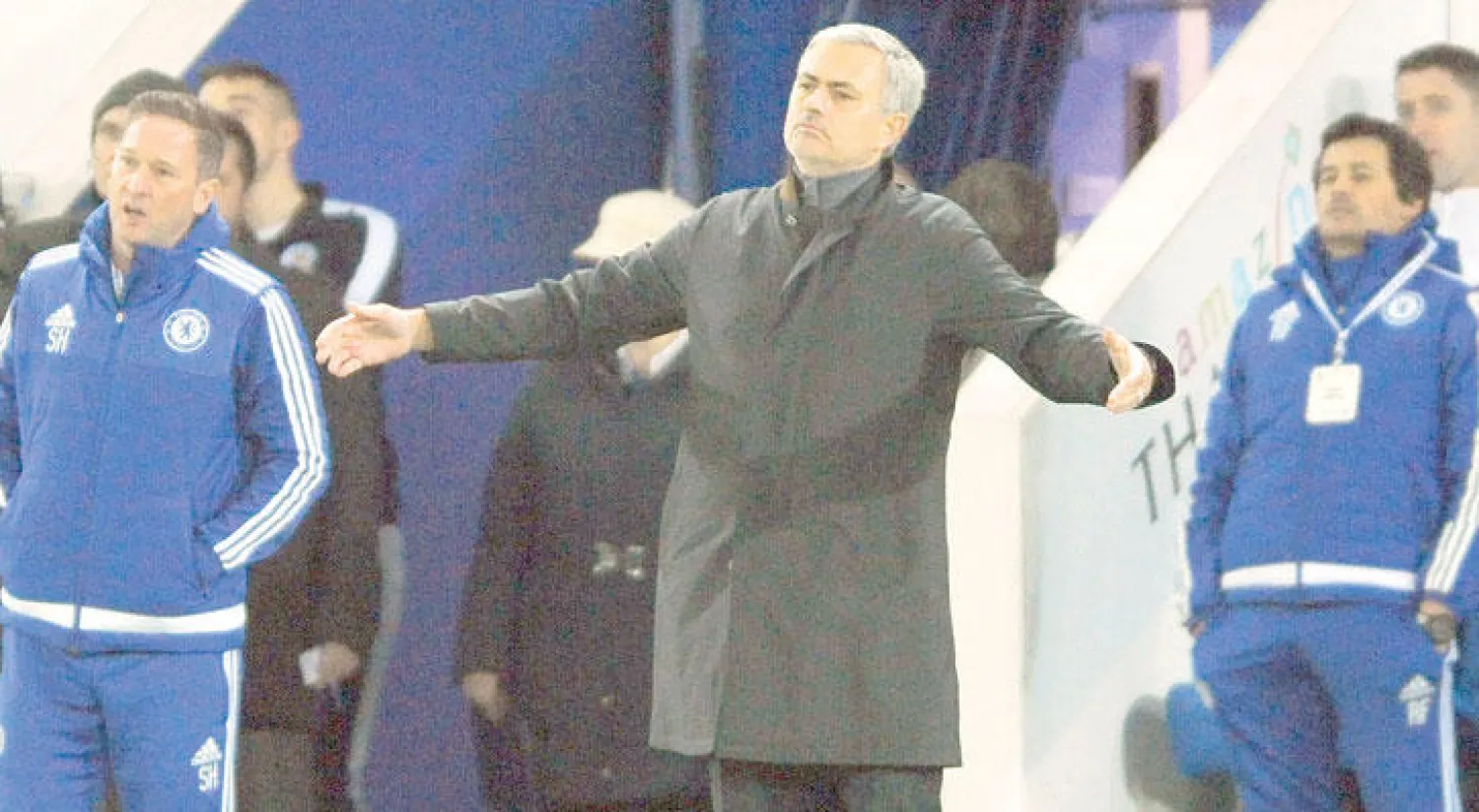 مورينهو يقف حائرا أمام تراجع نتائج تشيلسي (أ.ب)