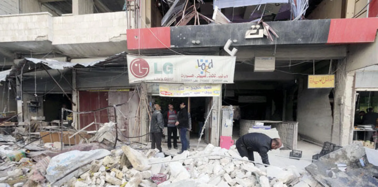 رجال من بلدة أريحا بريف أدلب شمال سوريا يتفحصون آثار الدمار بعد غارات من الطيران الروسي الشهر الماضي (رويترز)