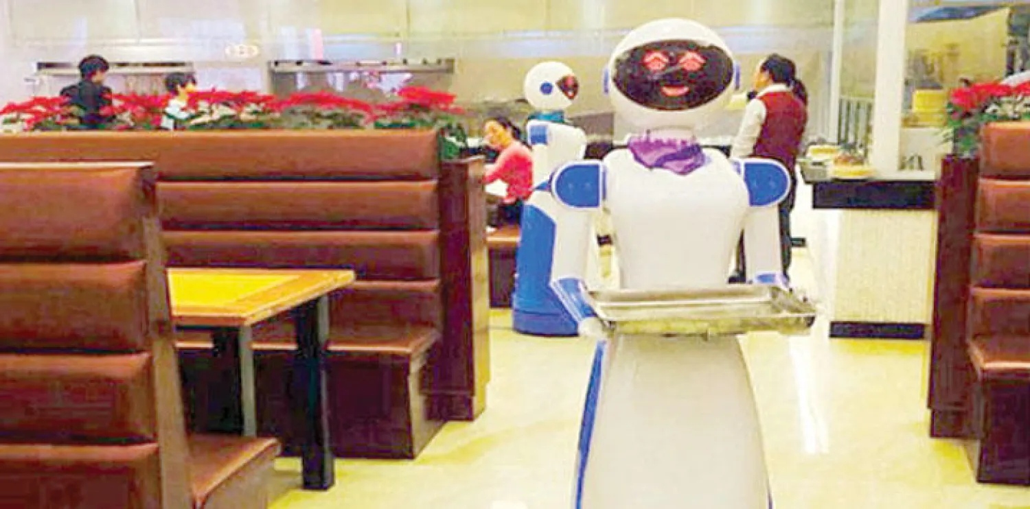 الروبوتات تقوم بتقديم المشروبات للركاب