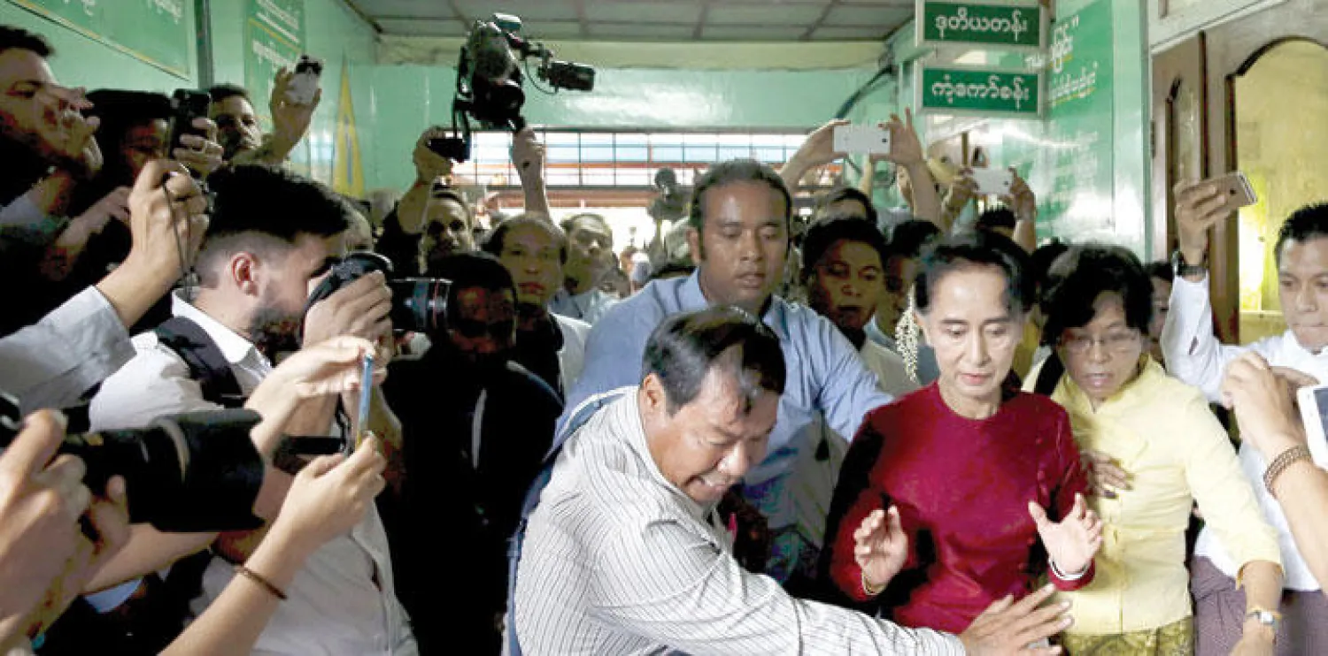 فوز داو أونغ سان سو كي زعيمة «الرابطة الوطنية من أجل الديمقراطية» في الانتخابات قد يدفع أميركا إلى رفع العقوبات (رويترز)