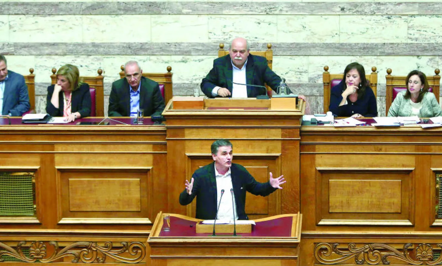 وزير المالية اليوناني أوكليد تساكالوتوس يلقي كلمته حول حزمة الإصلاحات خلال جلسة سابقة للبرلمان في أثينا (أ.ف.ب)