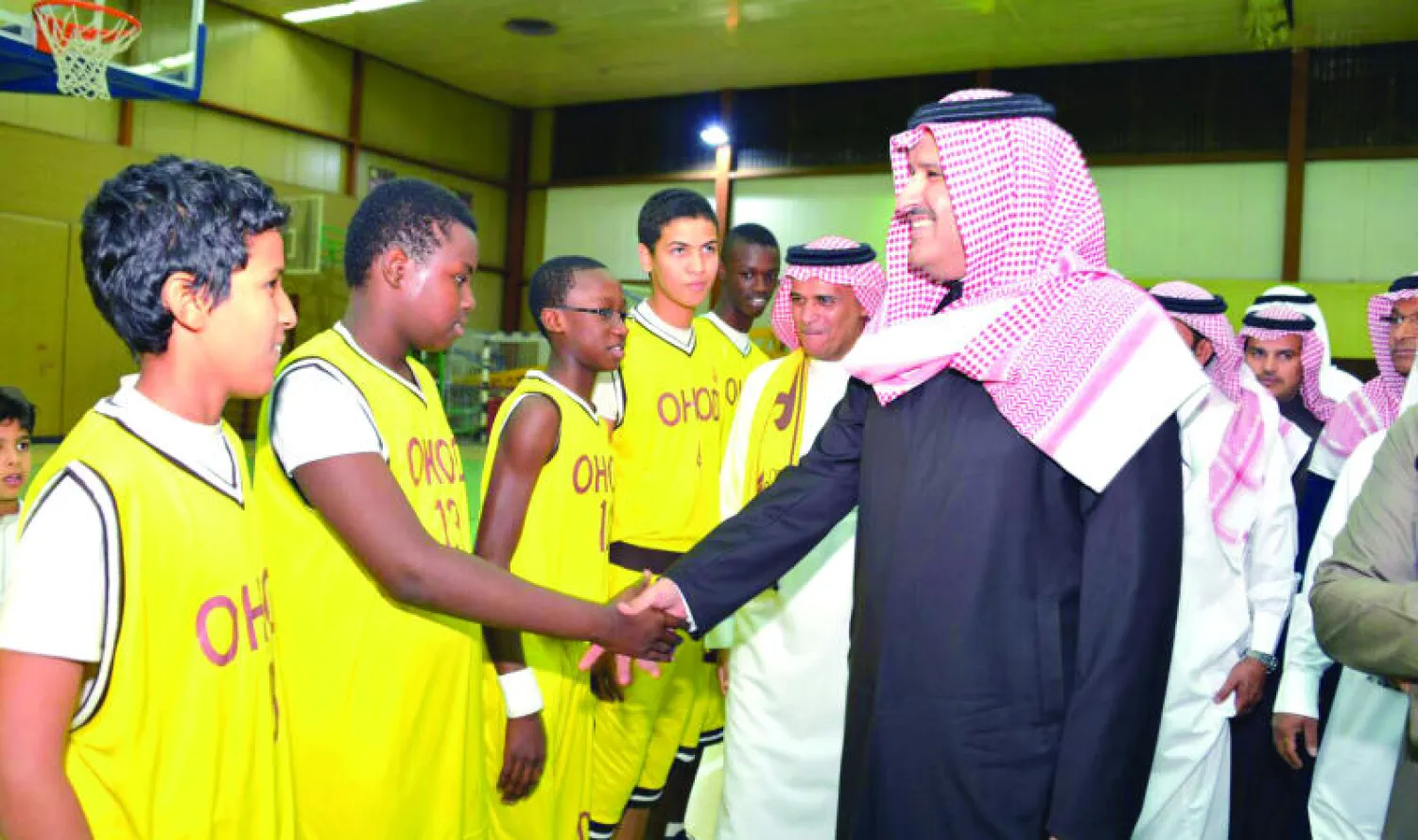 الأمير فيصل بن سلمان خلال زيارته نادي أُحد («الشرق الأوسط»)