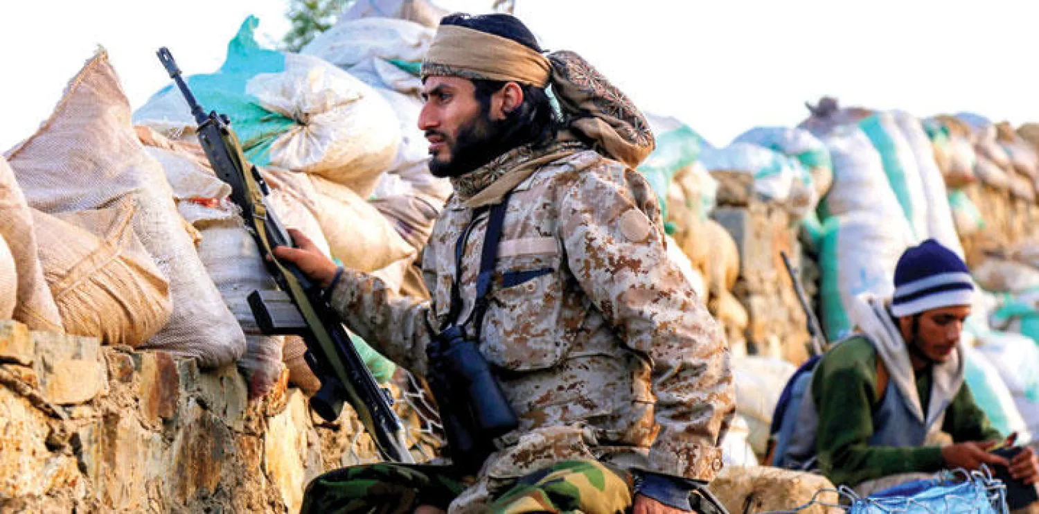 مقاتلان من لجان المقاومة الشعبية الموالية للرئيس عبدربه منصور هادي في تعز ثالث أكبر المدن اليمنية (أ.ف.ب)