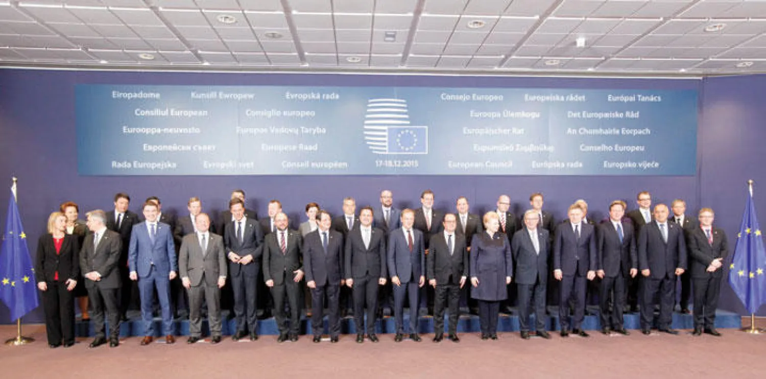 قادة الاتحاد الأوروبي في صورة جماعية بمناسبة انعقاد القمة الأوروبية في بروكسيل أمس (أ.ب)