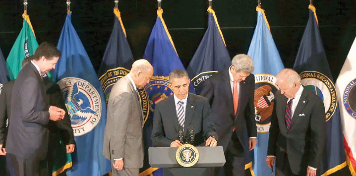 الرئيس الأميركي باراك أوباما قبل إلقائه خطابًا حول مكافحة الإرهاب في فيرجينيا أمس (غيتي)