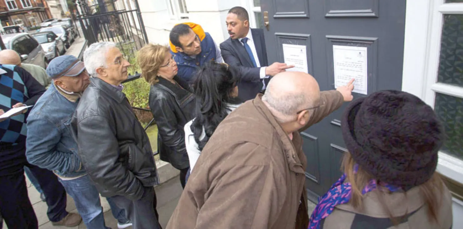 صورة أرشيفية لناخبين خارج السفارة المصرية في لندن ينتظرون فتح مكاتب الاقتراع للتصويت بالانتخابات البرلمانية في 17 أكتوبر الماضي (أ.ف.ب)