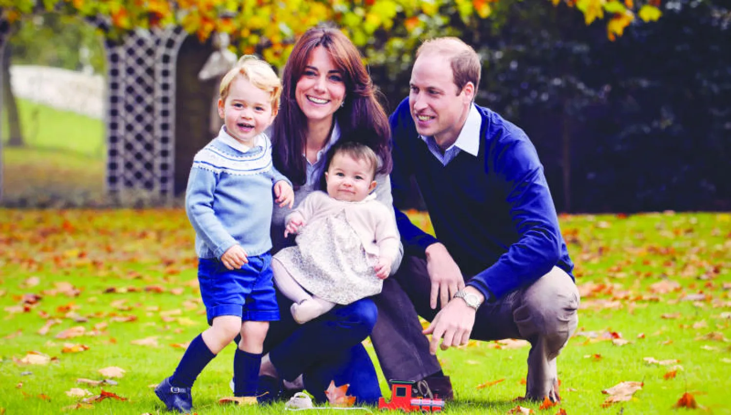 الأمير جورج وشقيقته الأميرة تشارلوت مع والديهما دوقة كامبريدج و الأمير ويليام (أ.ف.ب)